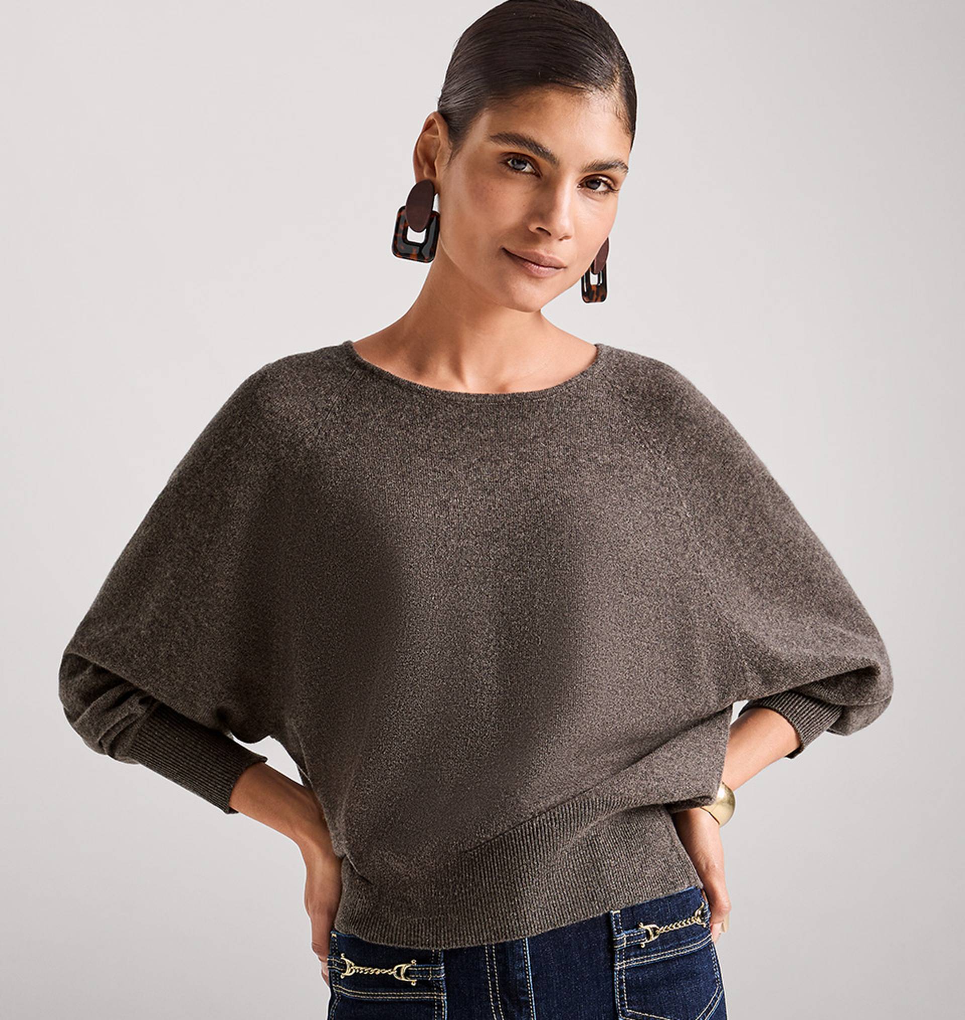 Taupefarbener Kaschmirpullover mit weitem Rundhalsausschnitt, Fledermausärmeln und locker fallender Silhouette