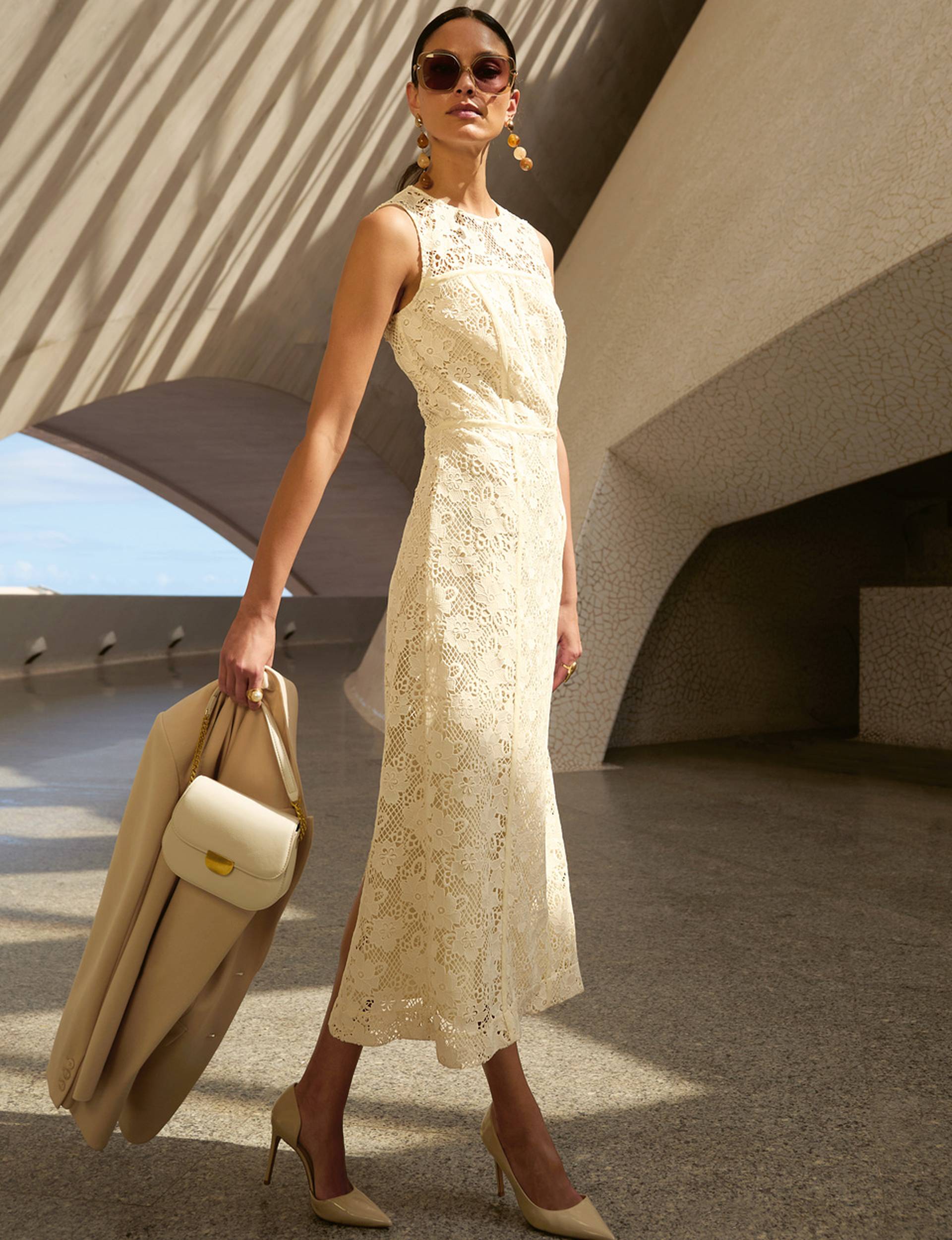 Sommermode pur mit einem cremefarbenen Spitzenkleid