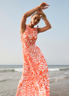 Orangefarbenes Kleid als eleganter Beach-Look am Meer