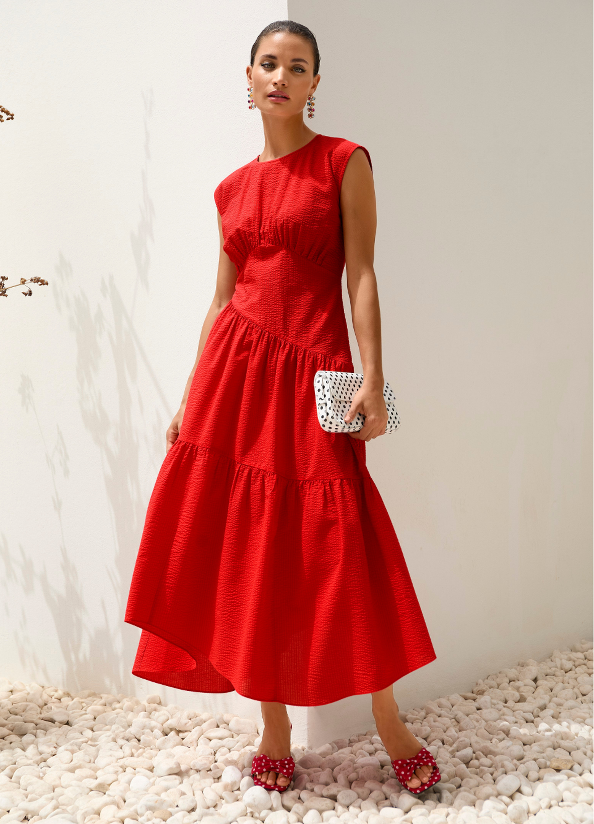 Rotes Empirekleid in Maxi-Länge mit erhöhter Taille und schwingendem Rock, feminin und sommerlich elegant