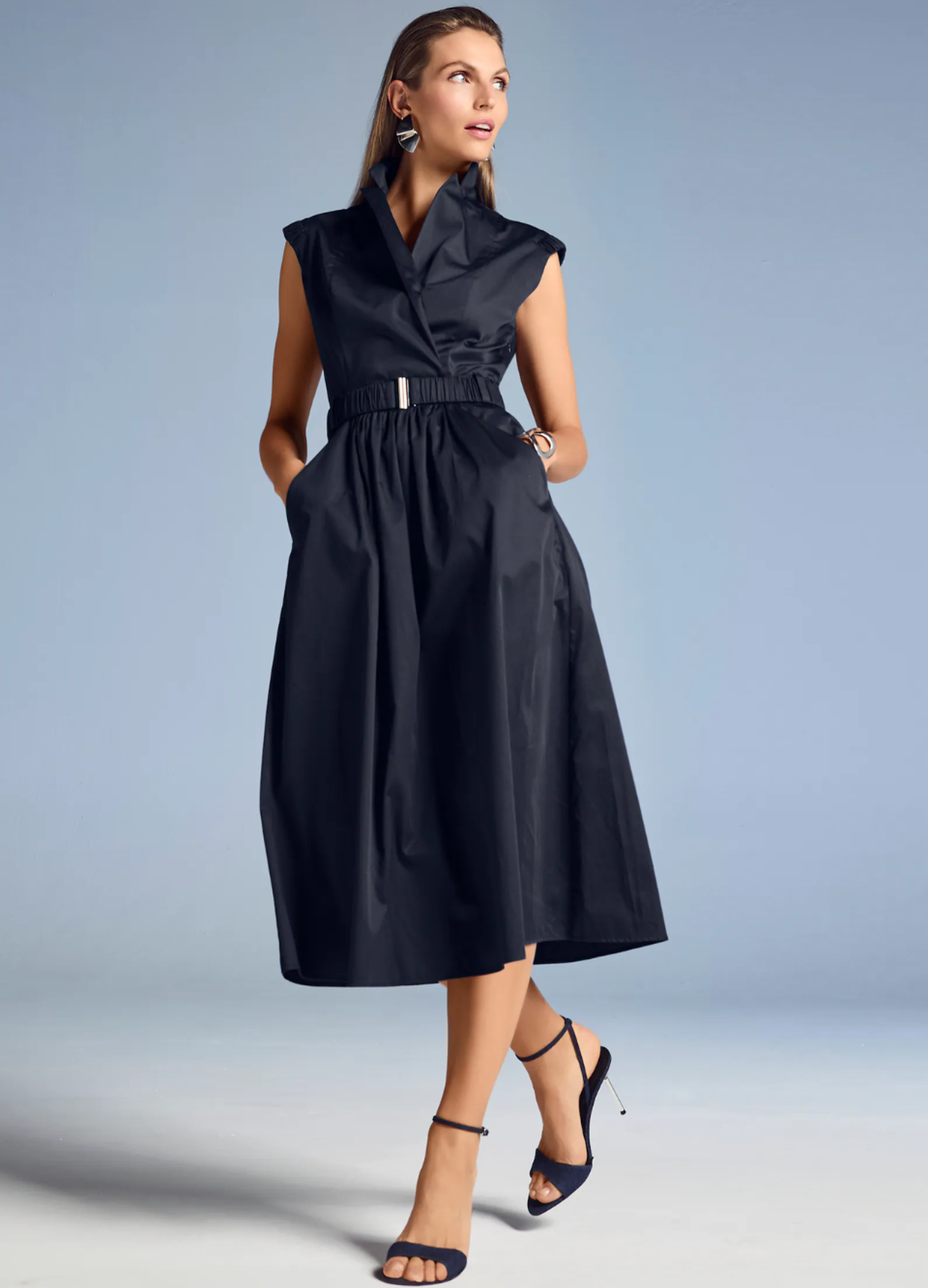 Dunkelblaues A-Linien-Kleid in Midi-Länge mit betonter Taille und ausgestelltem Rock, elegant und zeitlos