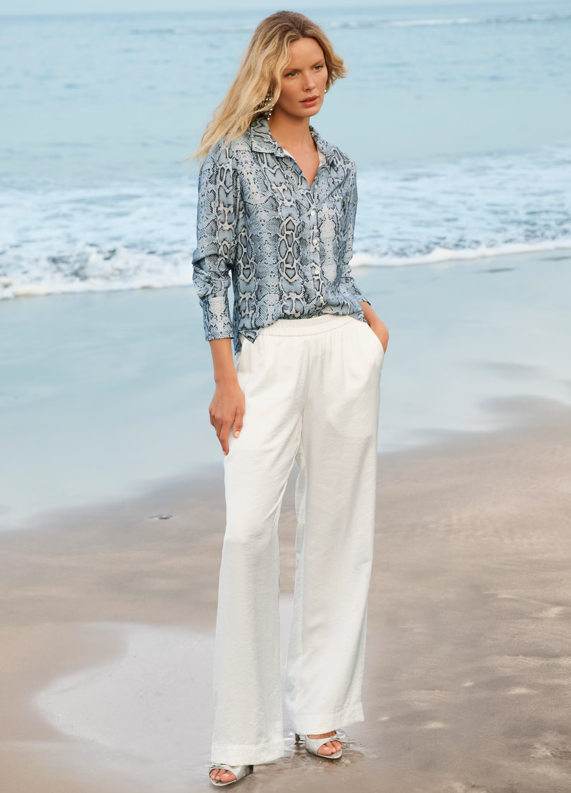 Hose zum Schlüpfen als eleganter Strandlook am Meer