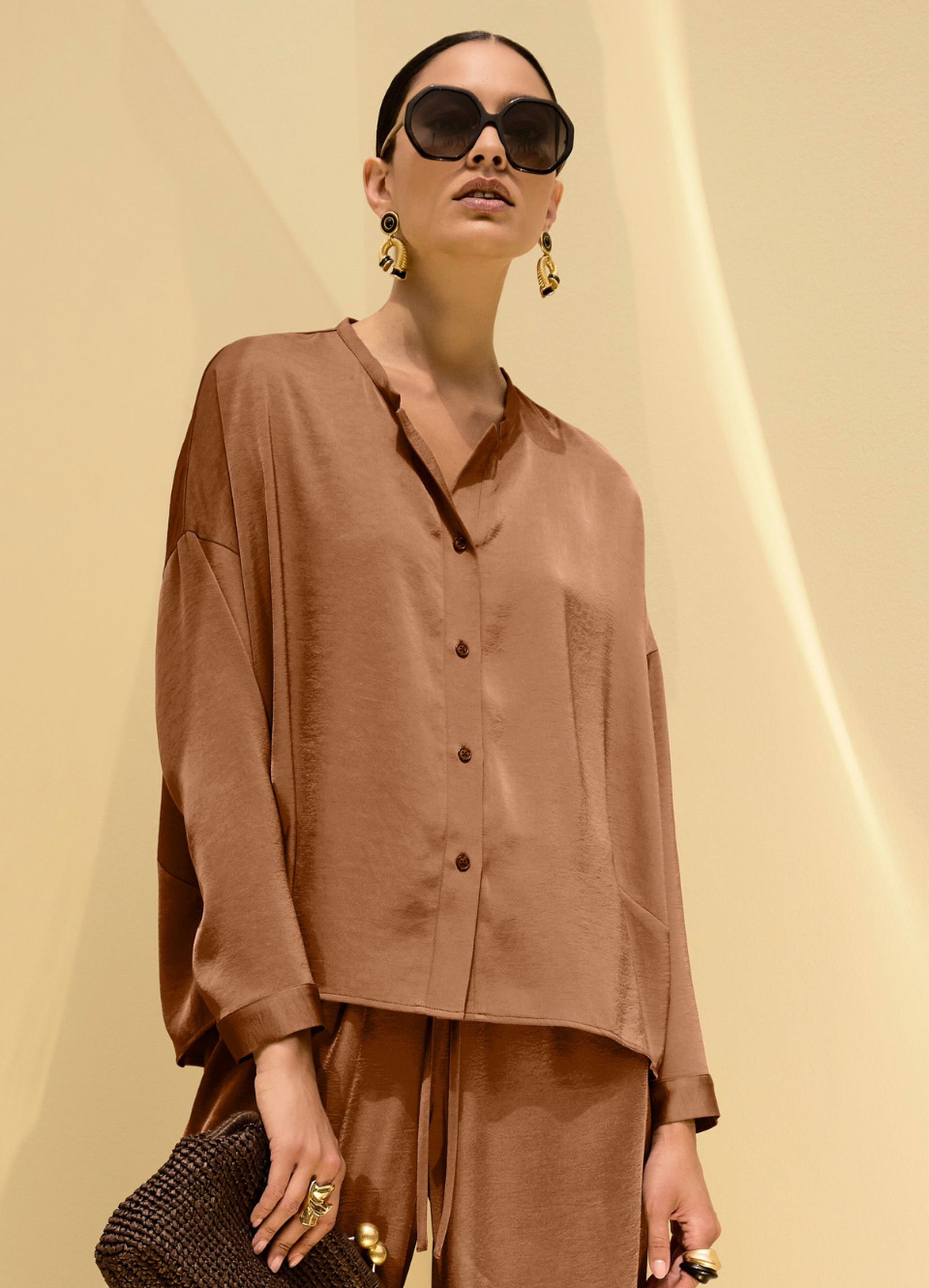 Braune Oversize-Hemdbluse aus fließendem Stoff als Blusen-Trend 2026