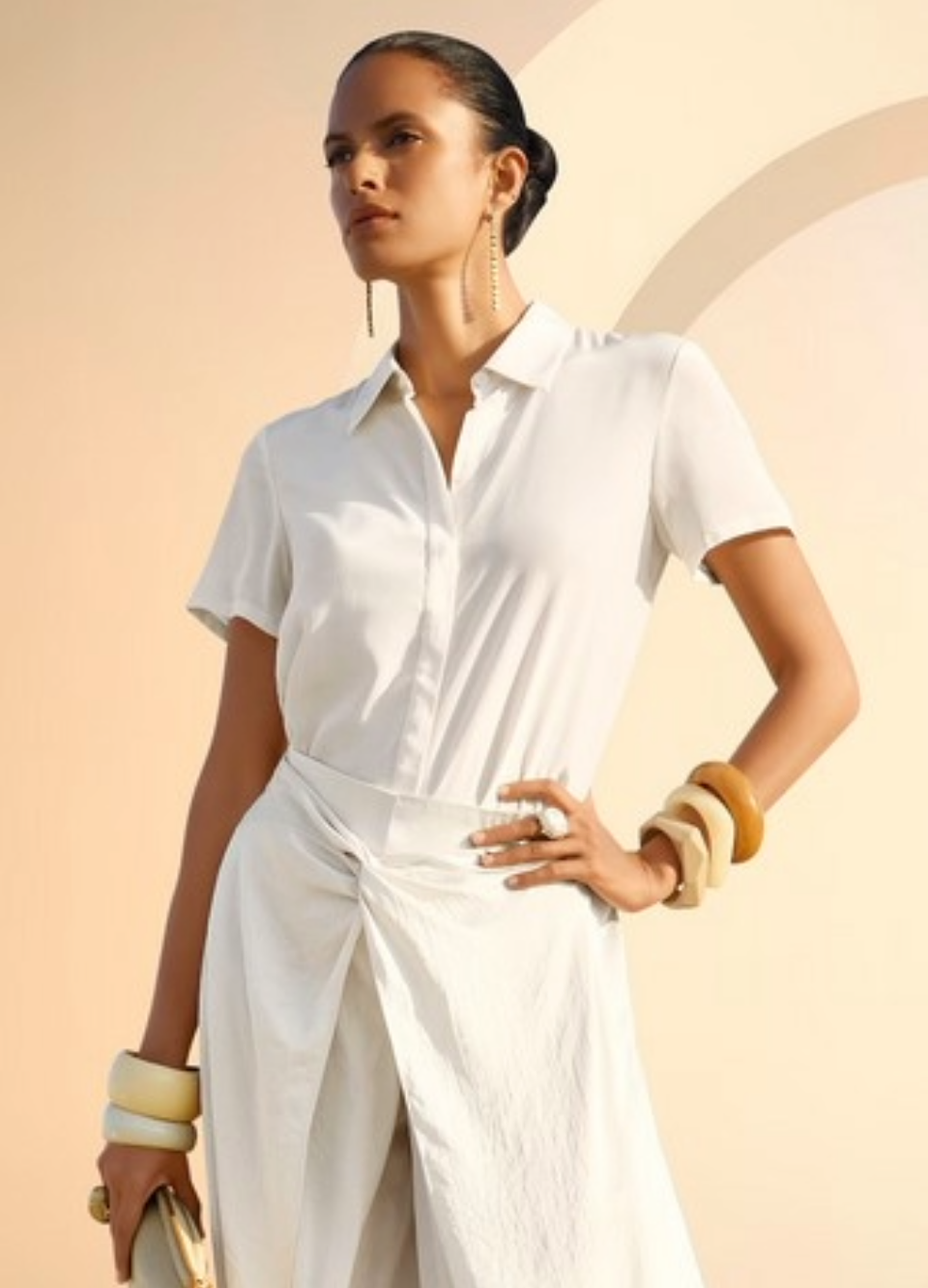 Weiße Bluse aus knitterarmer Viskose mit Hemdkragen und kurzer Ärmellänge, ideal für Geschäftsreisen.