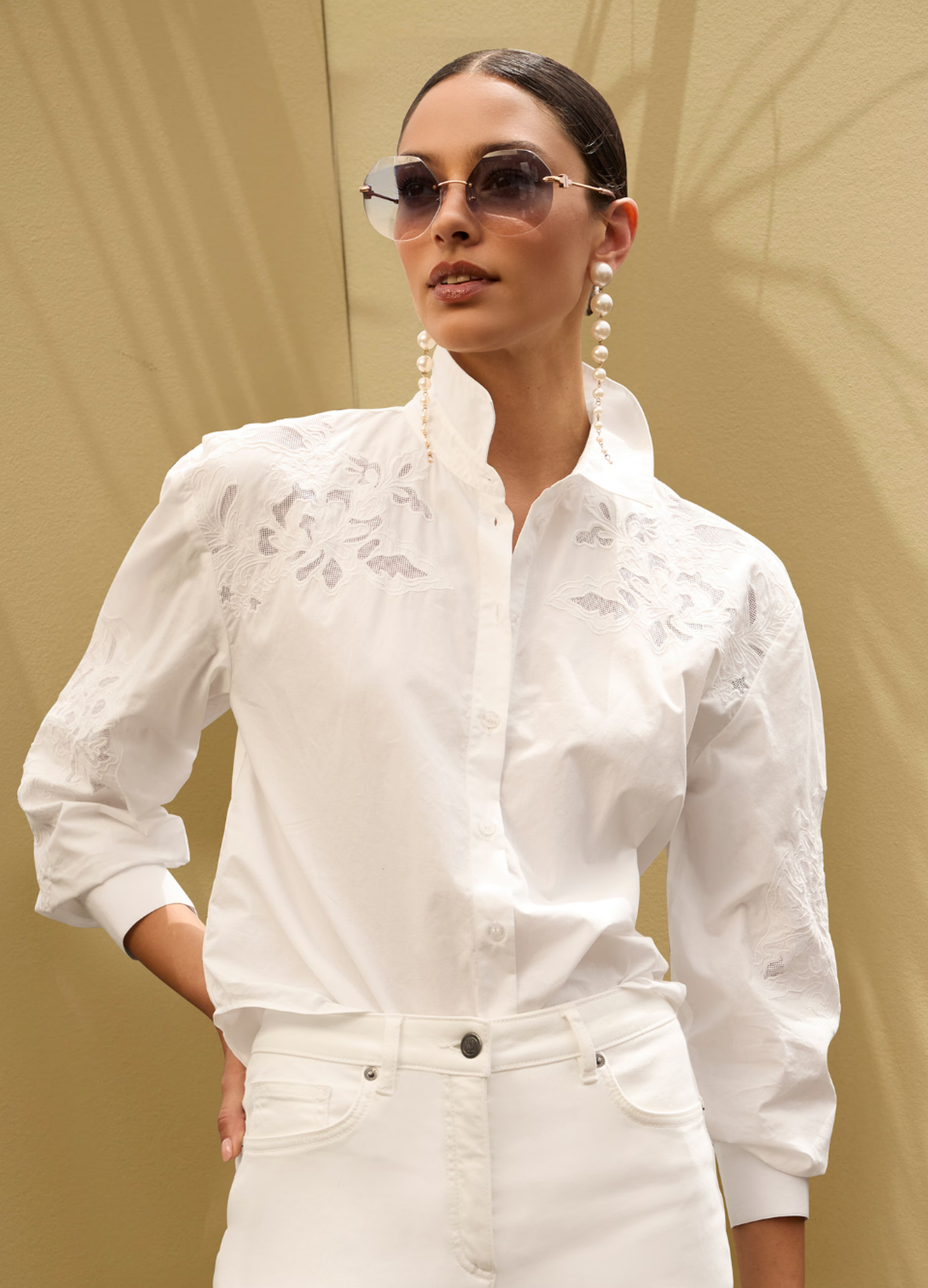 Weiße Bluse mit feiner Stickerei als femininer Hemd-Trend 2026