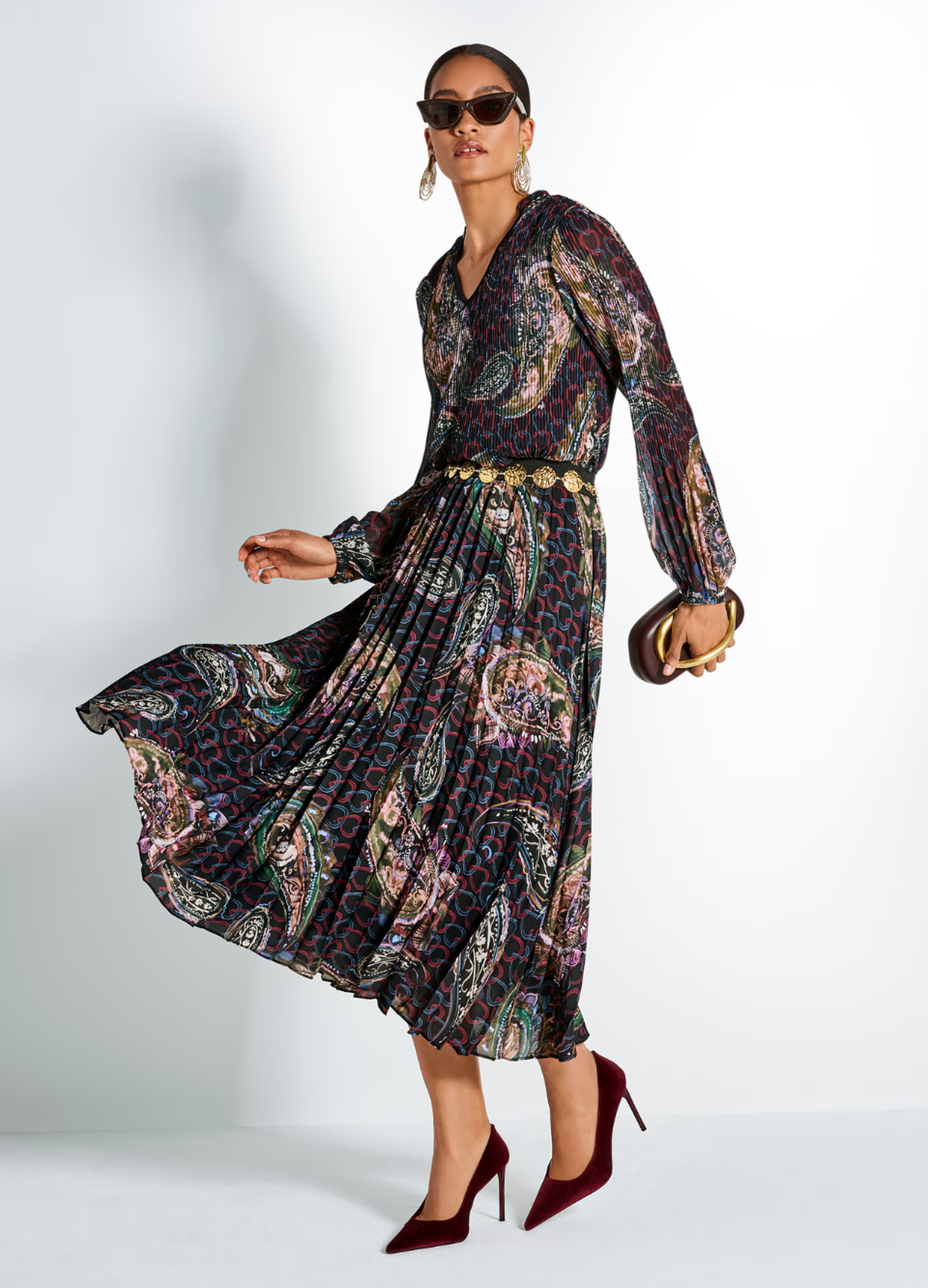 Dame mit Plissee Rock-Blusen-Kombination im Paisley-Muster