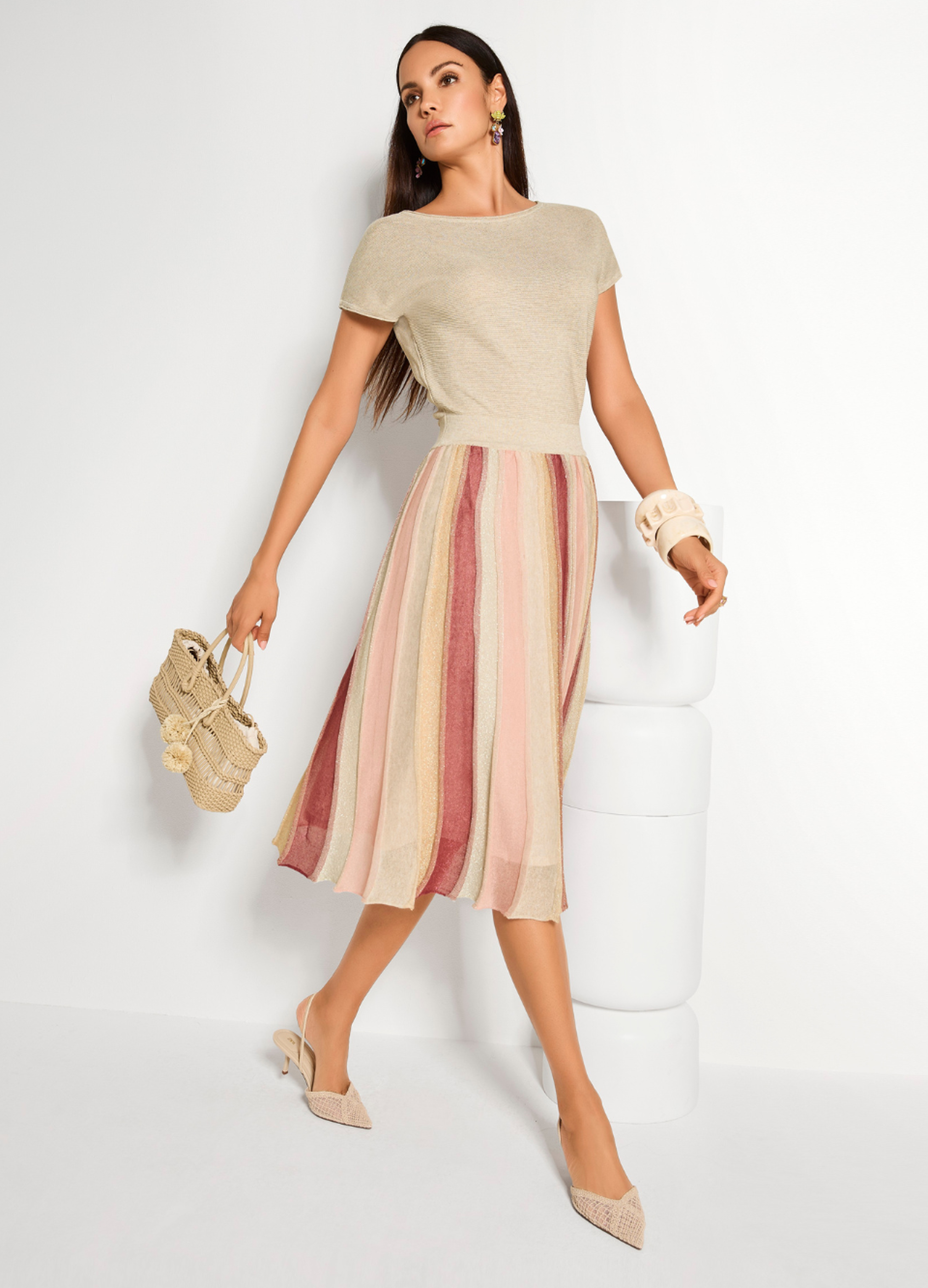 Strickkleid mit unifarbenem Oberteil und gestreiftem Rock in Midi-Länge, leicht und komfortabel für sommerliche Anlässe