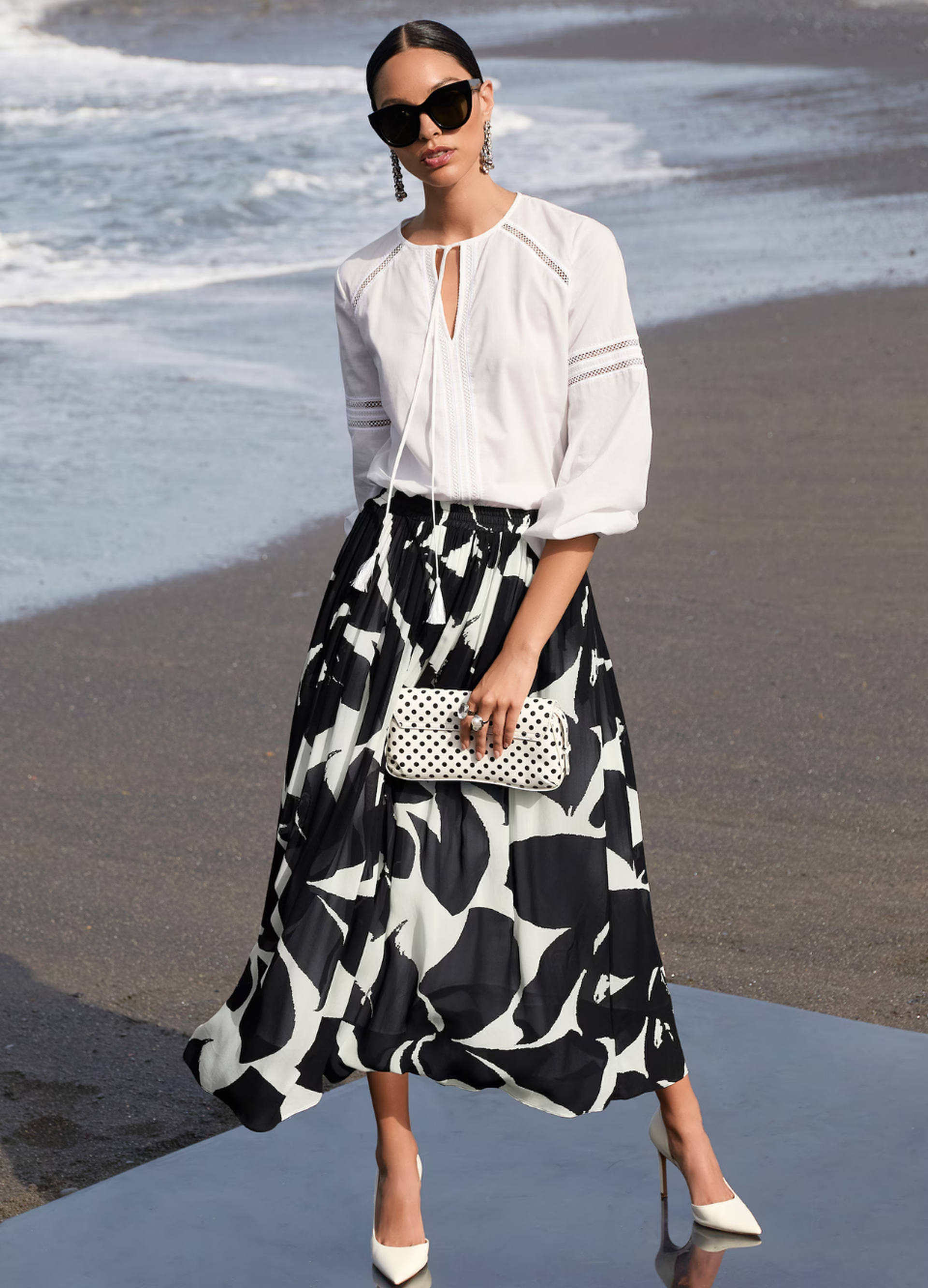 Weiße Bluse und Maxirock als eleganter Look für Strand und Sundowner