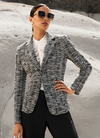 Bouclé-Blazer in Schwarz-Weiß mit weißer Bluse als French-Chic-Inspiration