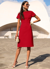 Rotes Etuikleid in knieumspielender Länge mit taillierter Passform, elegant und zeitlos für verschiedene Anlässe