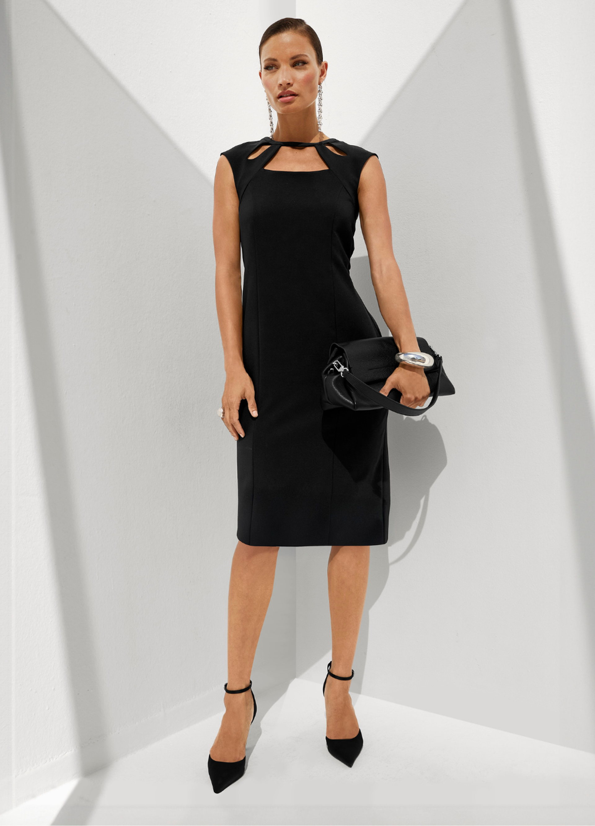 Schwarzes Jerseykleid in knieumspielender Länge mit figurbetonter Passform, komfortabel und elegant für viele Anlässe