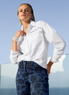 Weiße Bluse mit Schmuckdetails als French-Chic-Inspiration für moderne Looks