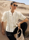 Weiße Bluse mit Rüschen und Puffärmeln als moderner Boho-Trend 2026