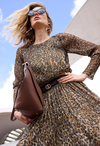 Leo-Kleid mit brauner Tasche als tragbarer Animal-Print-Trend für Herbst/Winter.