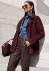 Bordeauxfarbene Jacke mit brauner Hose als warmer Farbtrend für Herbst/Winter.