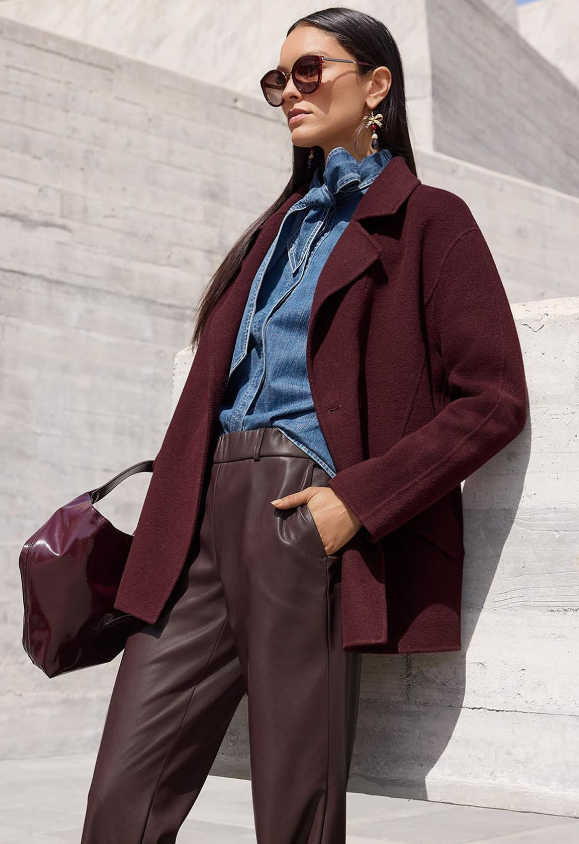 Bordeauxfarbene Jacke mit brauner Hose als warmer Farbtrend für Herbst/Winter.