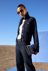 Dunkles Denim-Outfit mit Jeansjacke und weiter Jeans als Statement-Trend.