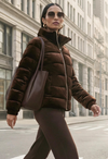Braune Steppjacke mit Tasche als warmer Farbtrend für Herbst/Winter.