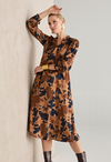 Jacquard-Kleid mit dramatischem Blütenmuster als Dark-Romance-Trend.