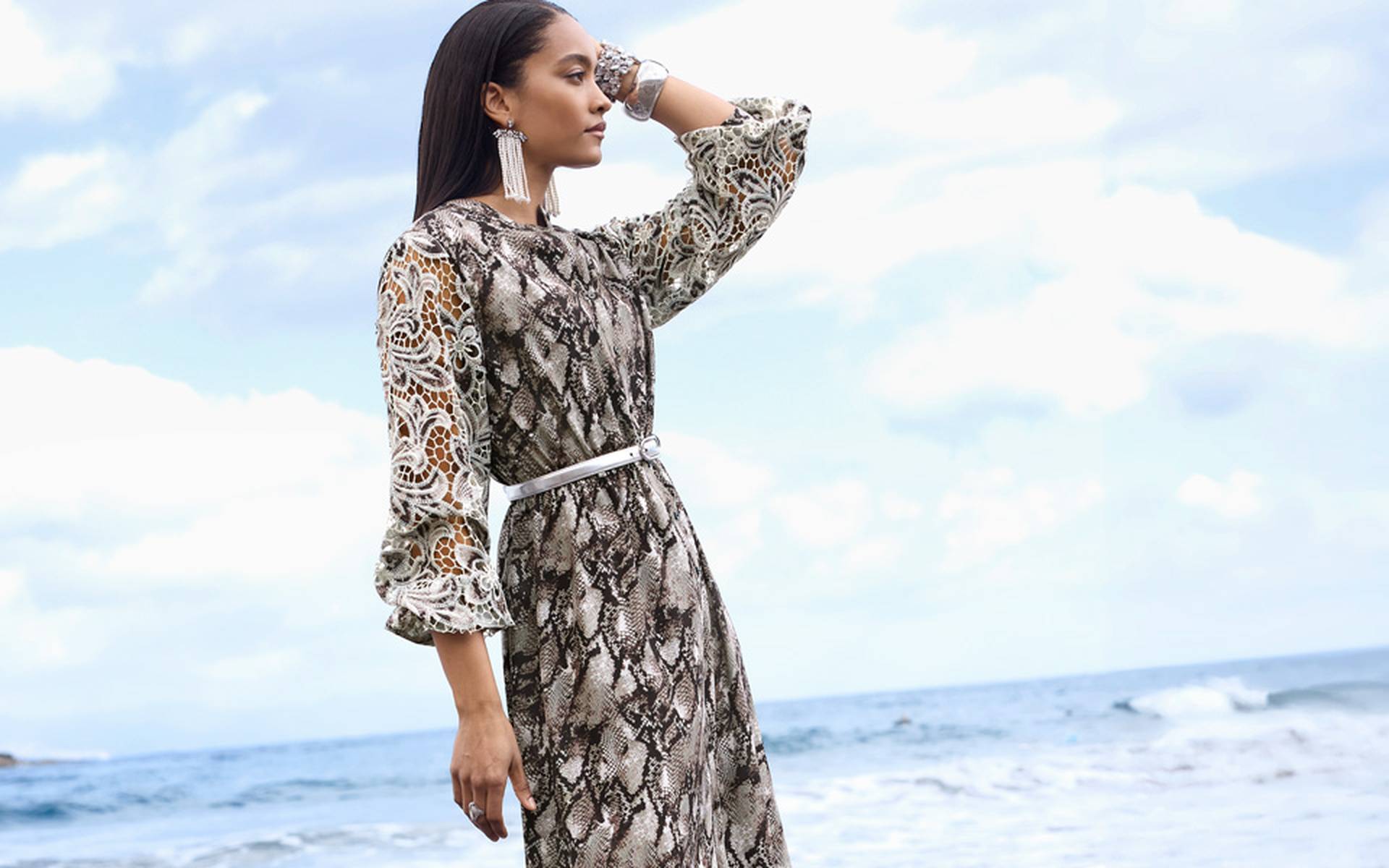 Patterned midi dress with a snakeskin print, round neckline, belt and lace sleeves with crochet details.
