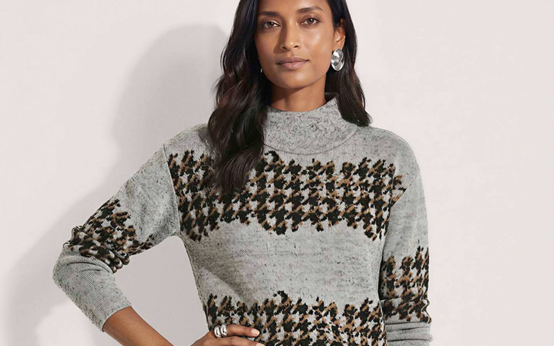 Hellgrauer Strickpullover mit Stehkragen und Jacquardmuster in Braun und Schwarz, gerader Schnitt mit langen Ärmeln
