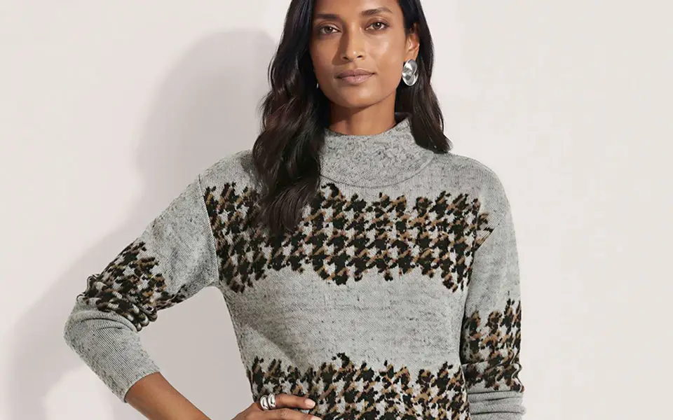 Hellgrauer Strickpullover mit Stehkragen und Jacquardmuster in Braun und Schwarz, gerader Schnitt mit langen Ärmeln