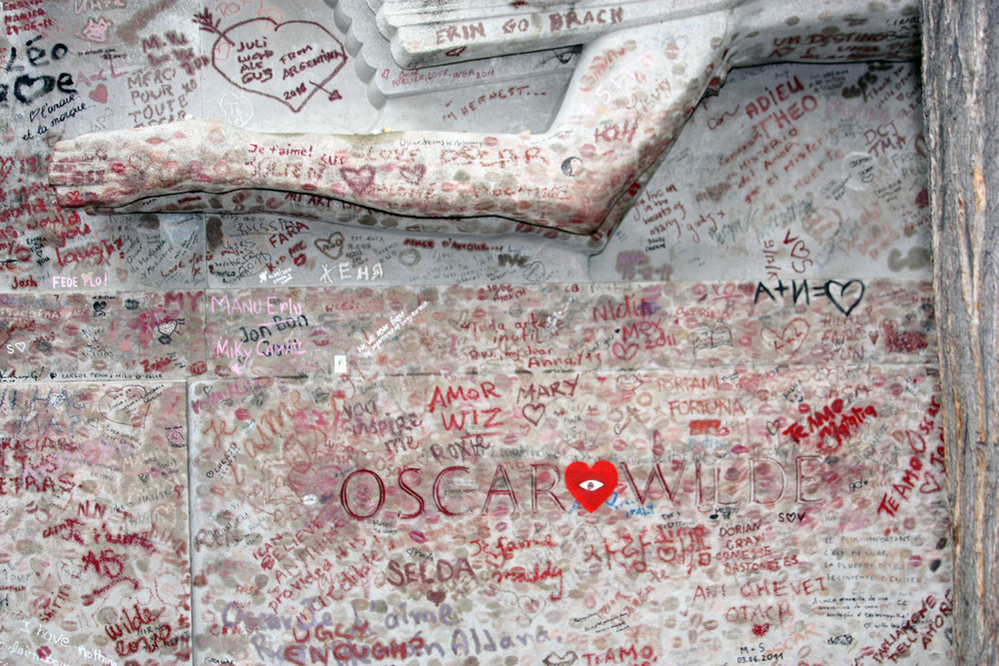 Oscar Wilde Tomb Paris