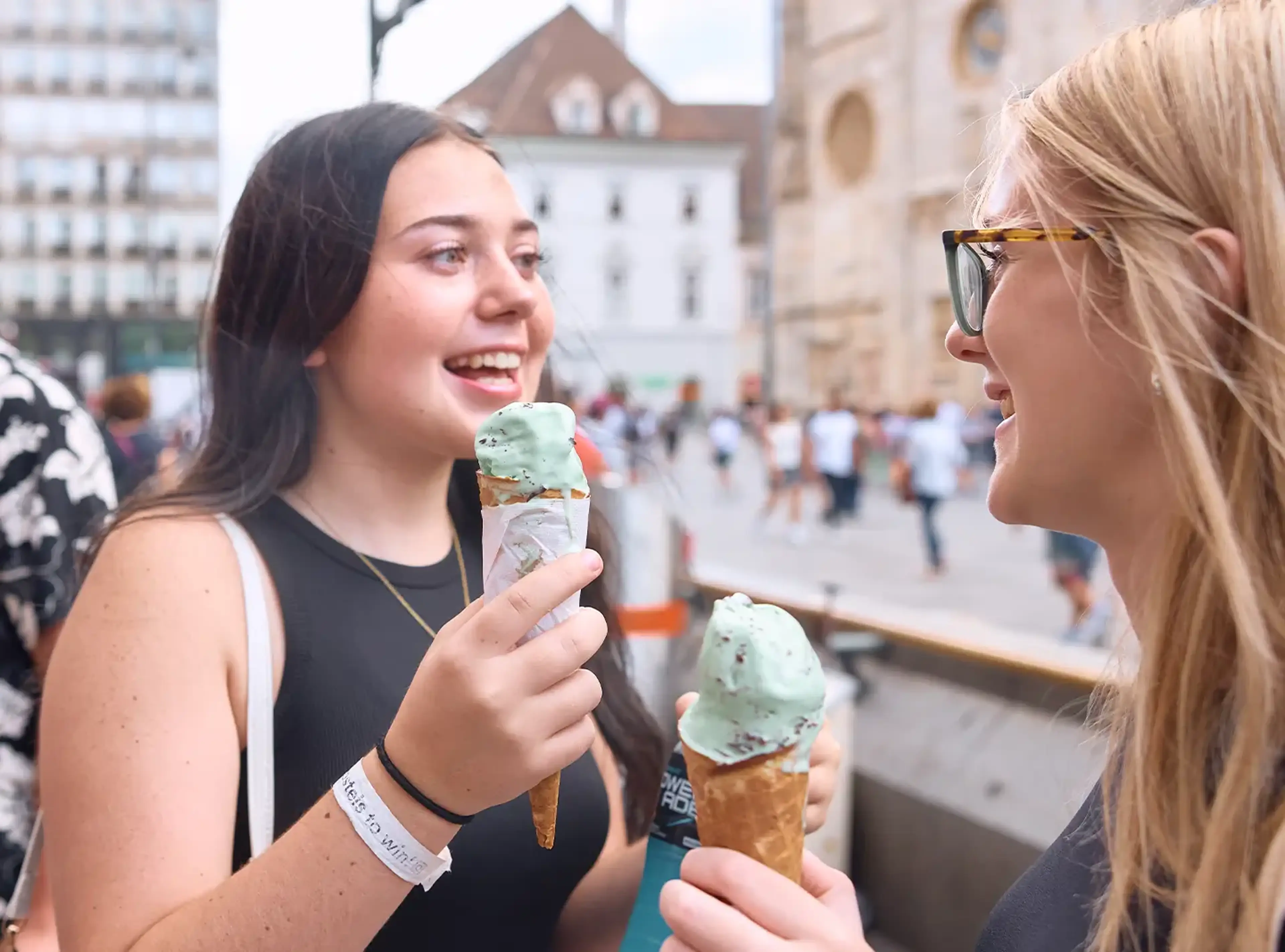students on tour eating gelato