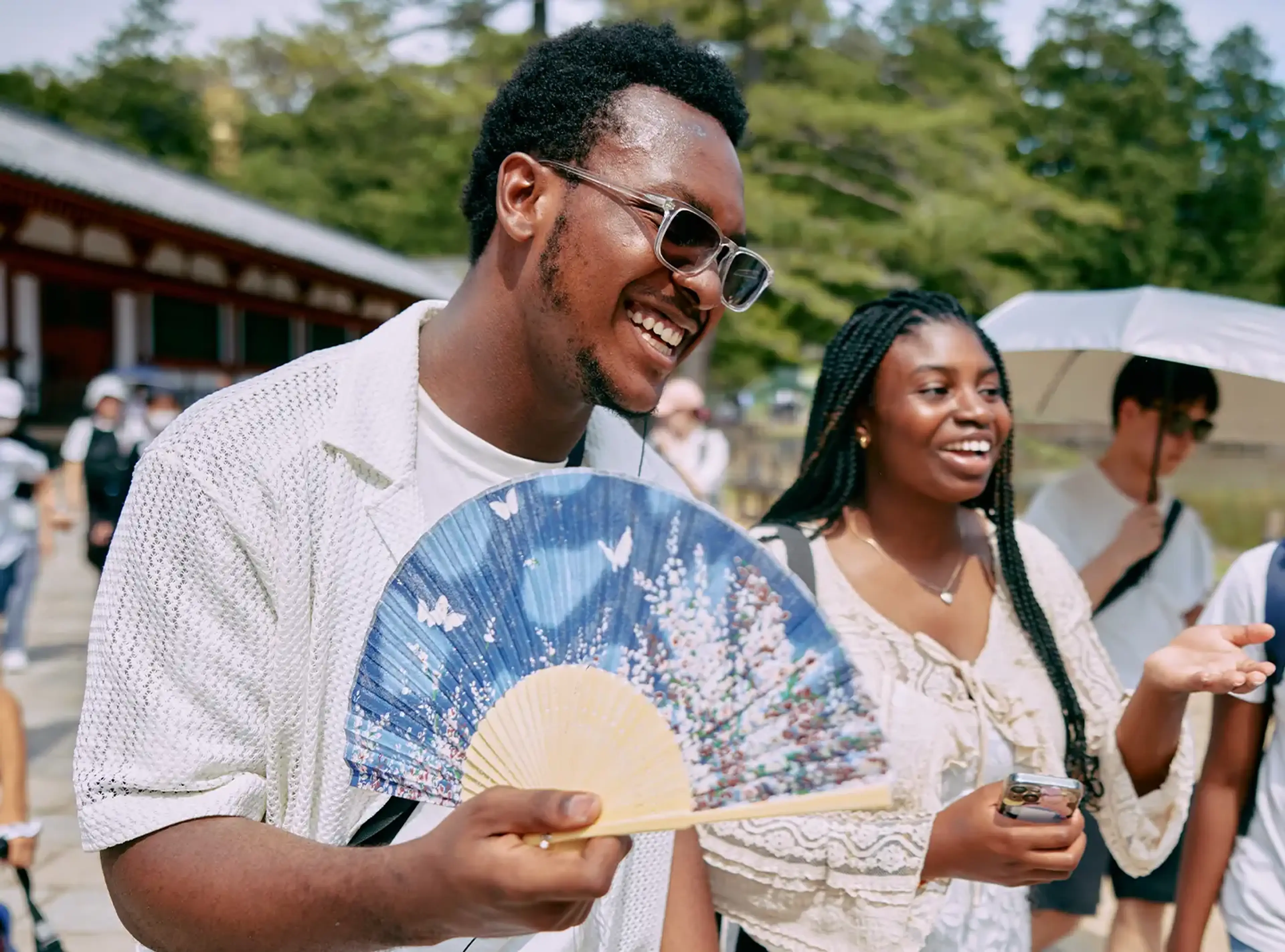 students on tour with fan