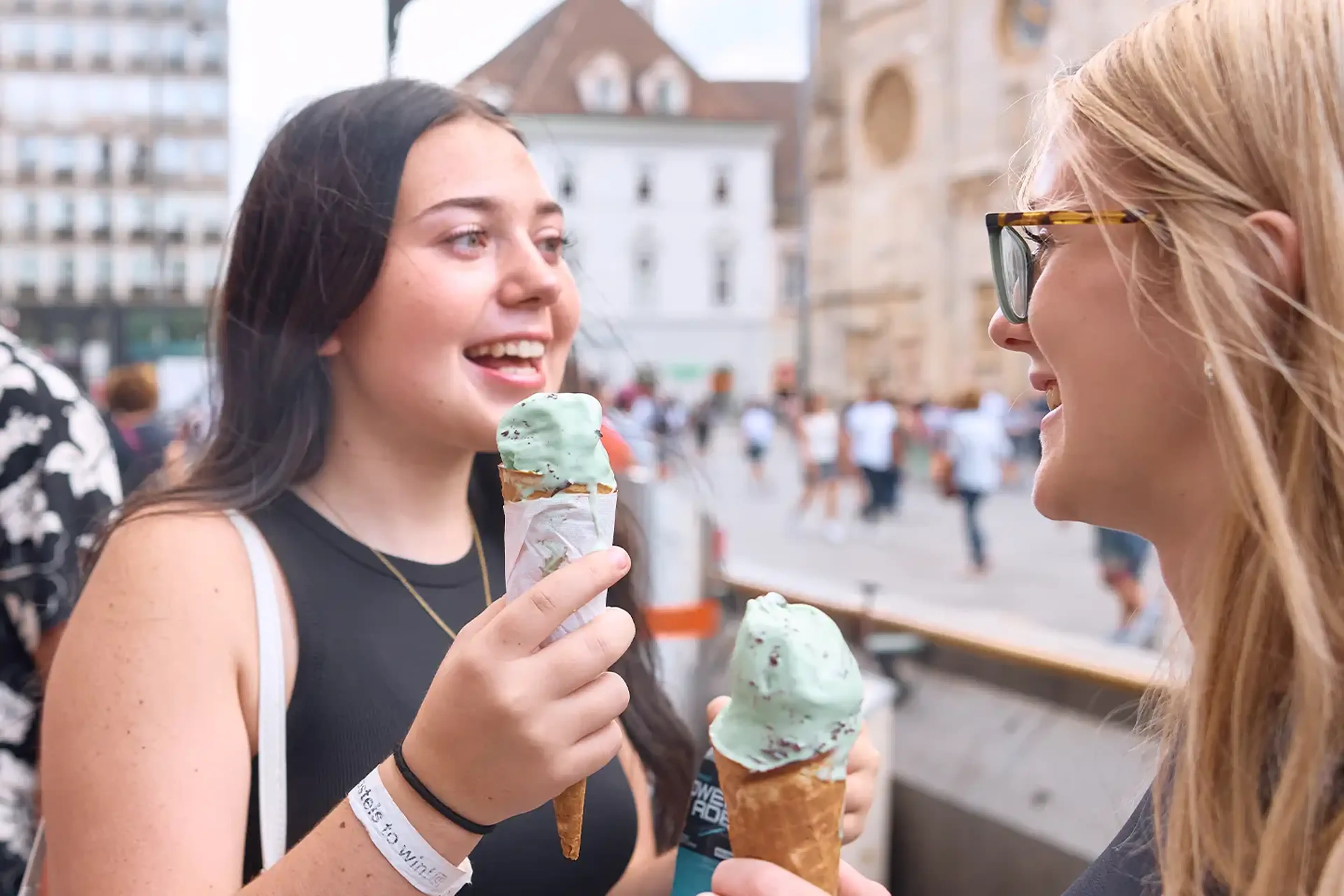 Students on tour eating gelato