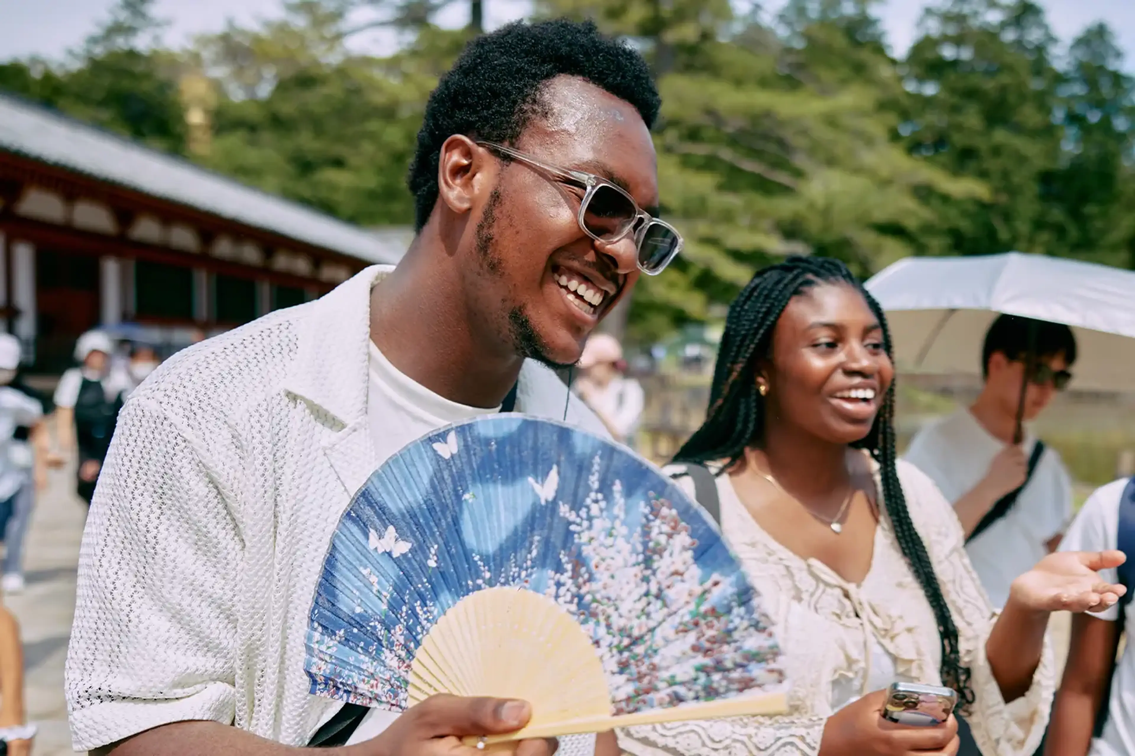 Students on tour with fan