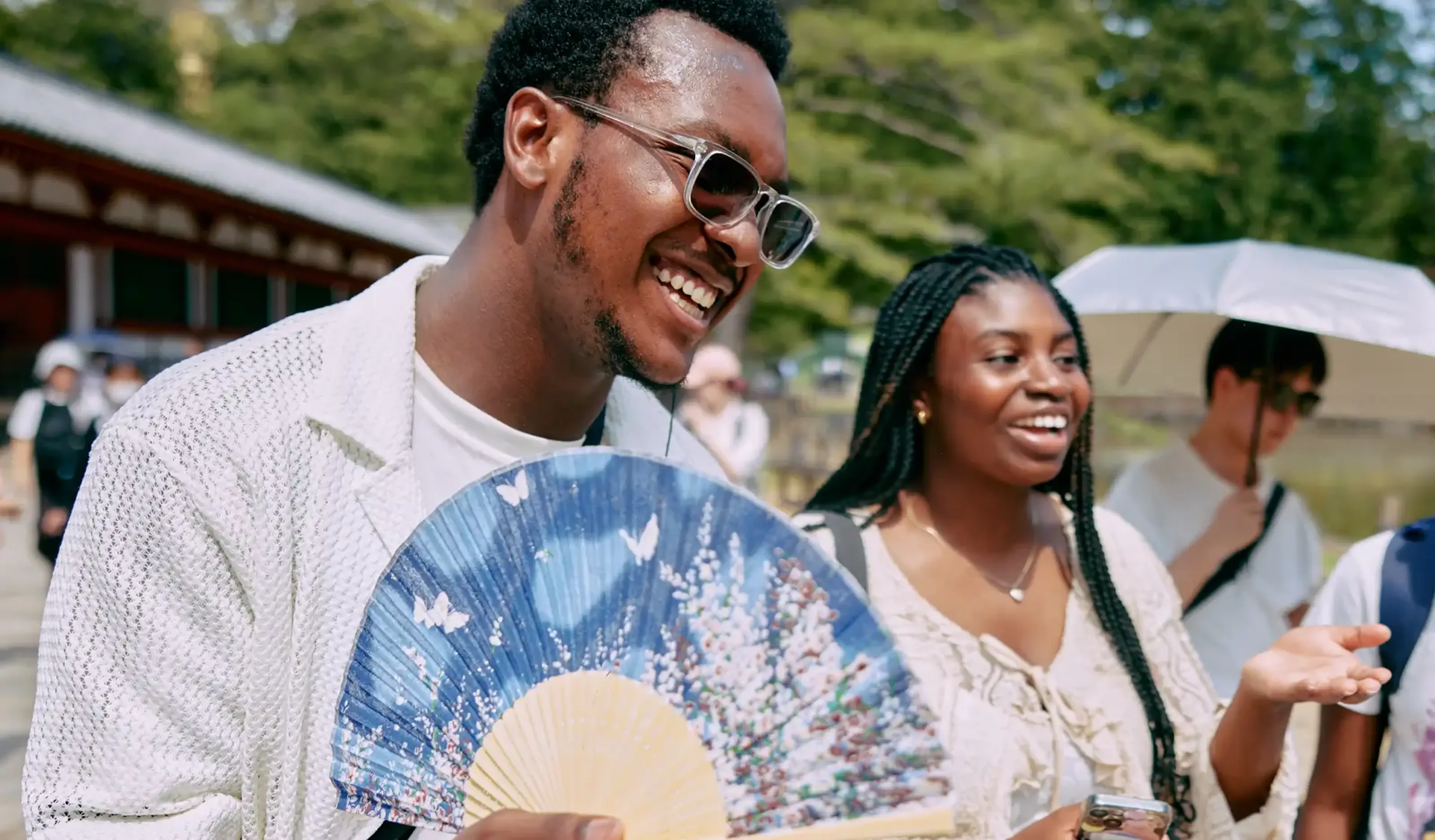students on tour with fan