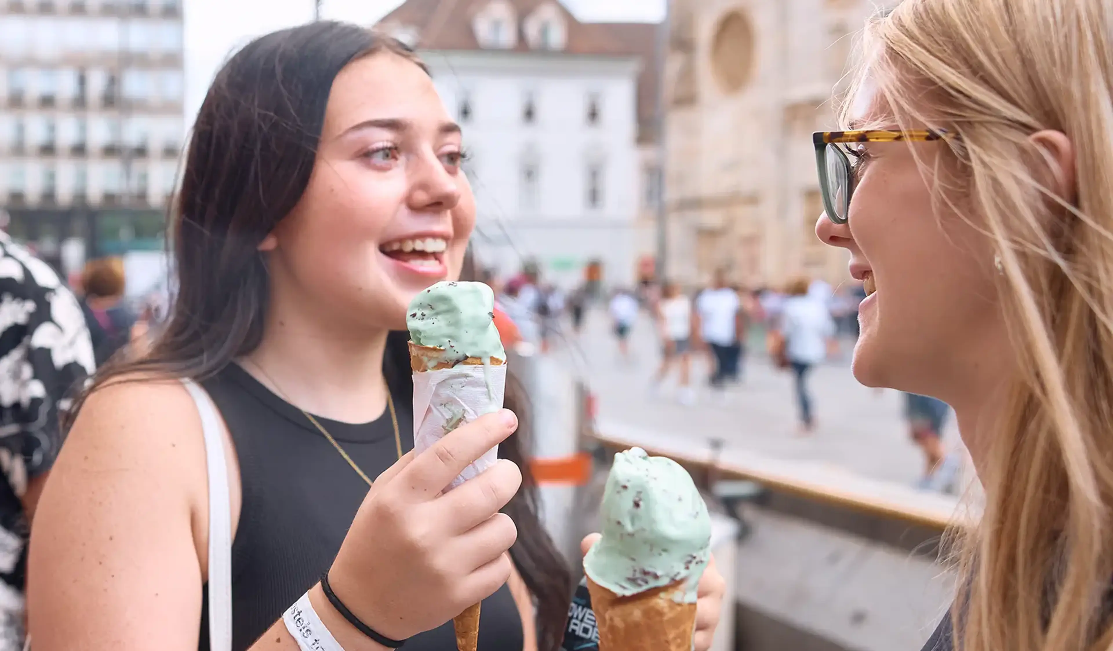students on tour eating gelato