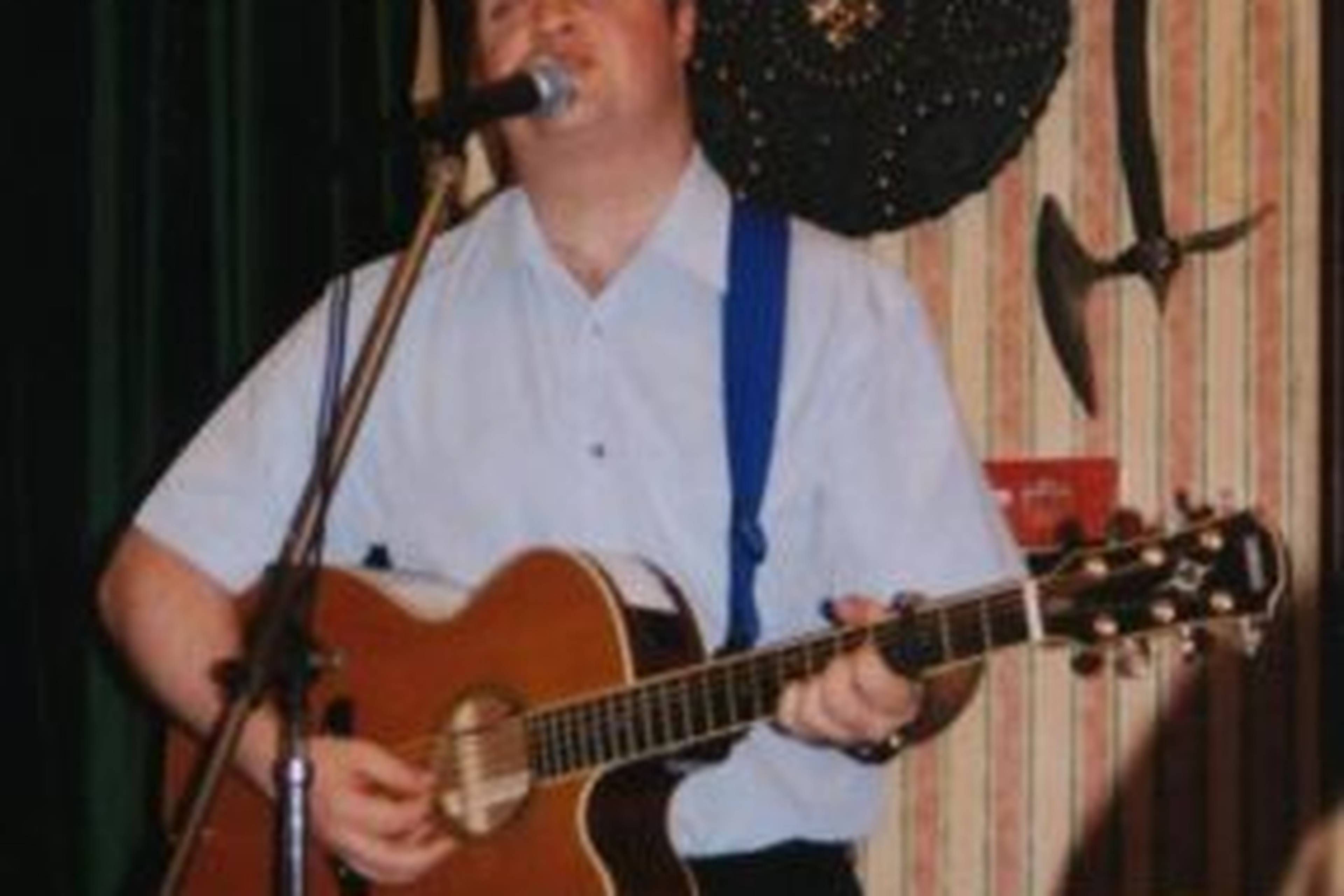 Davy Holt performing live