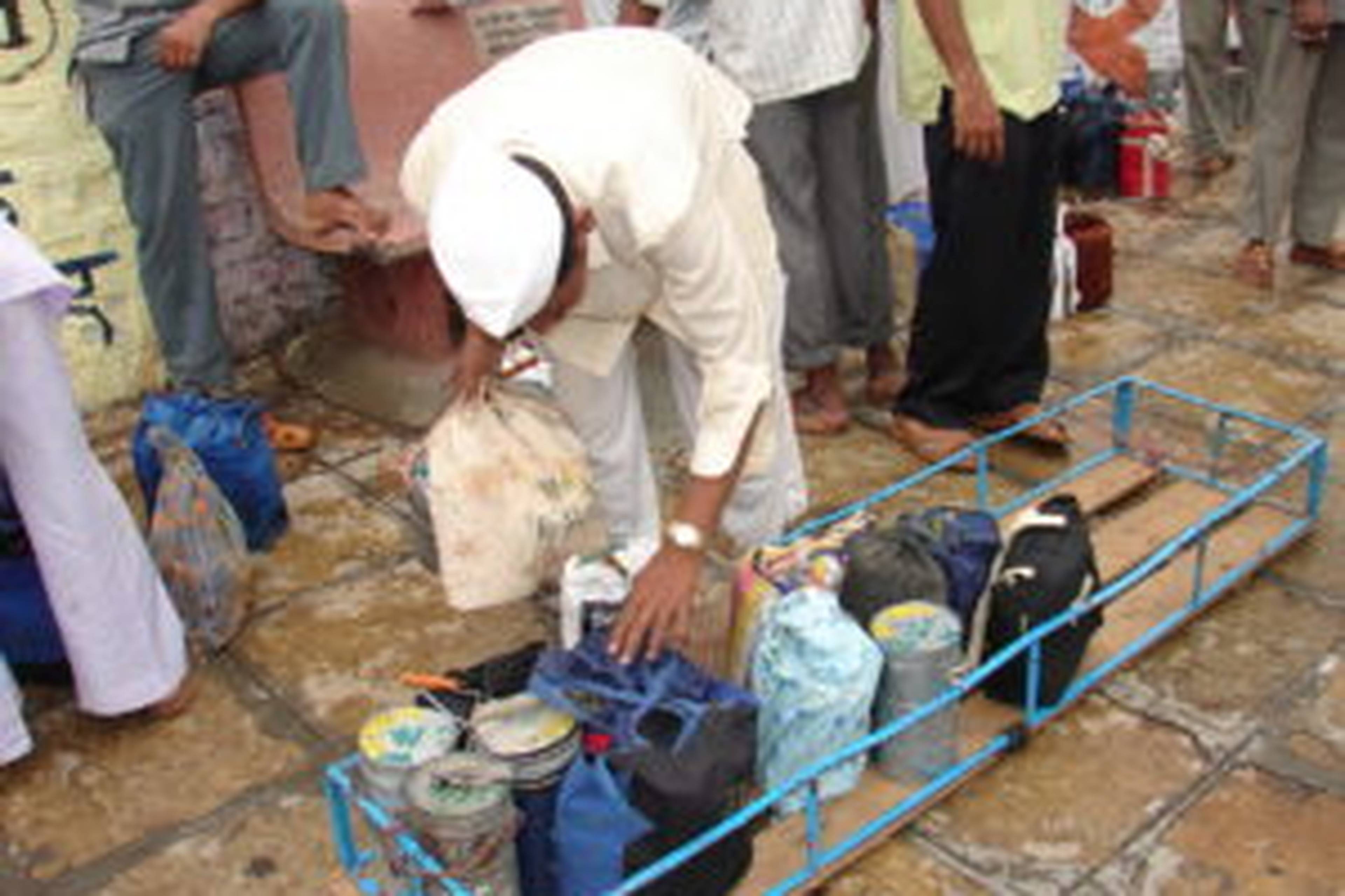 Mumbai dabbawala loading tiffins