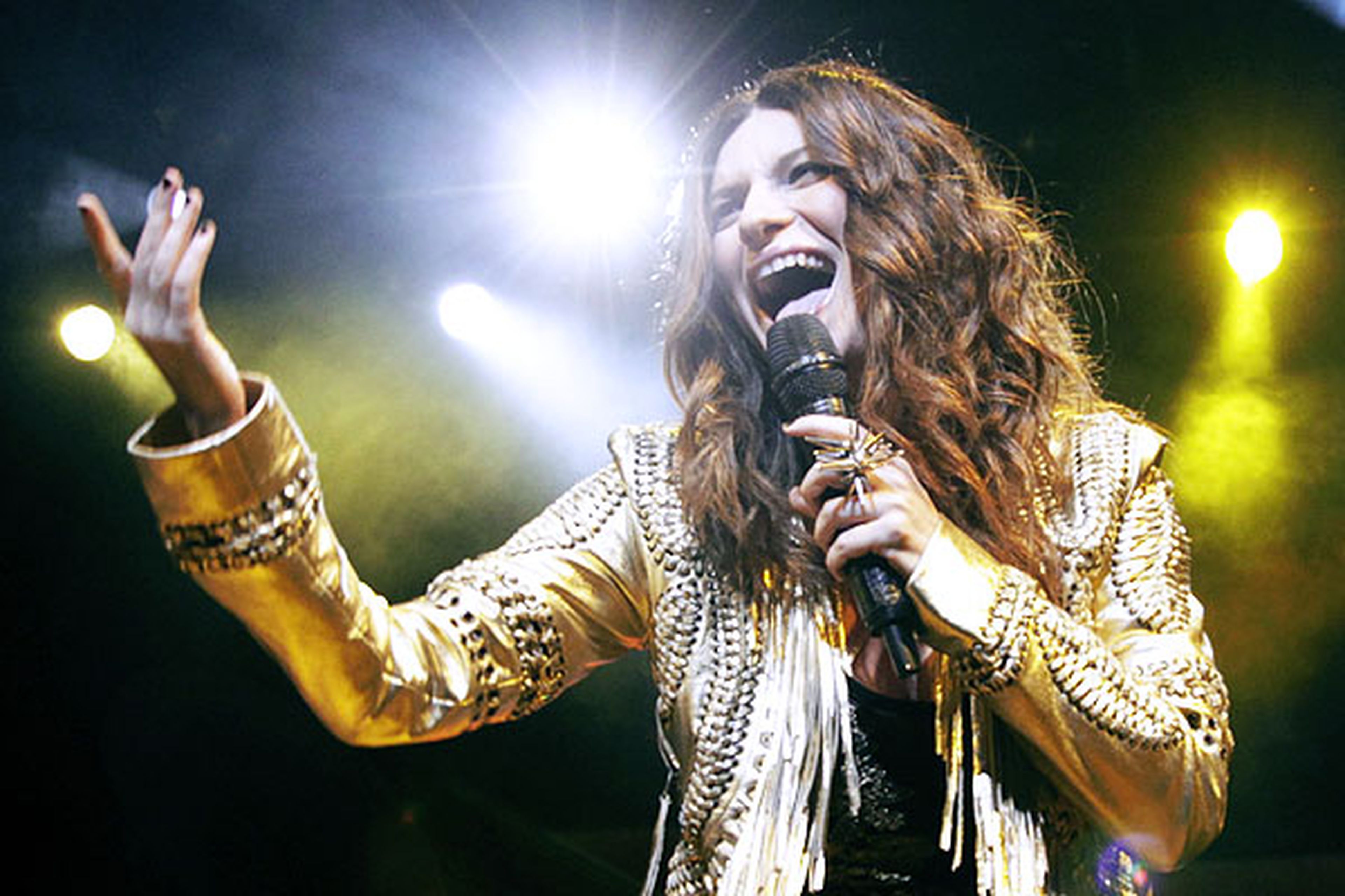 popular Italian song artist - Laura Pausini