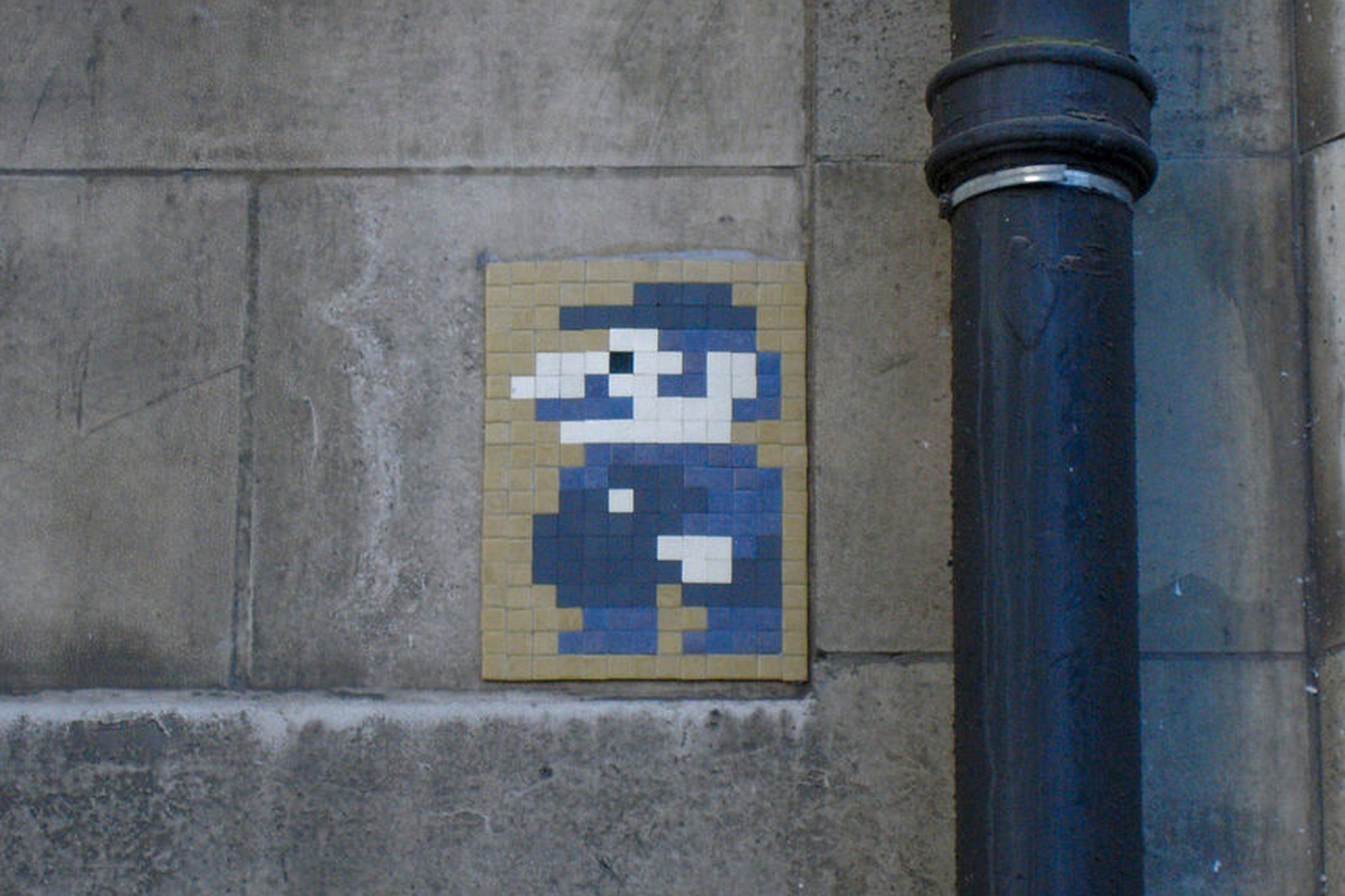 space invader street art mario