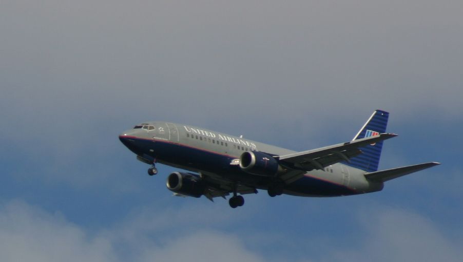 United Airlines Airplane flying