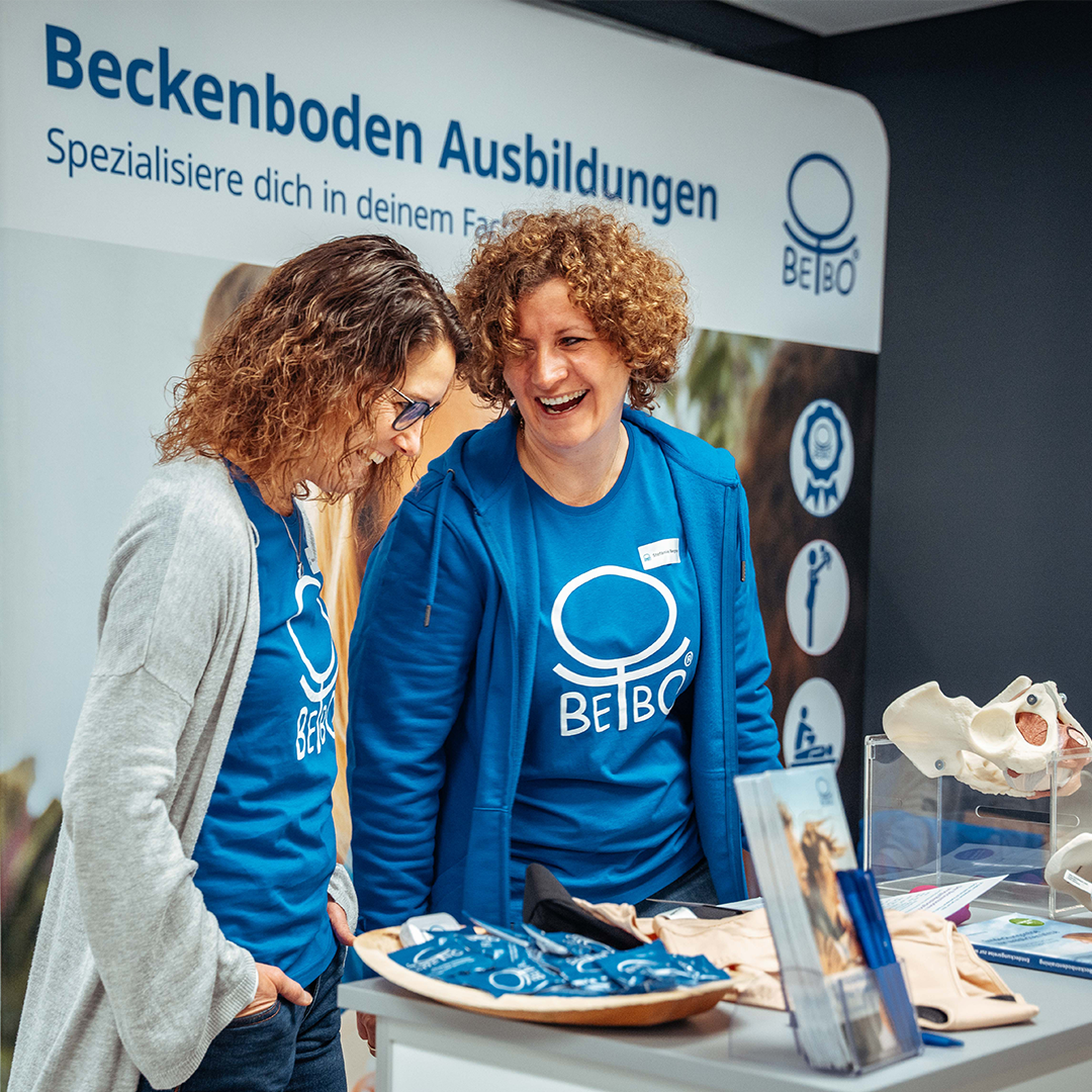 Familienunternehmung mit Herz, zwei lachende und freudige Frauen