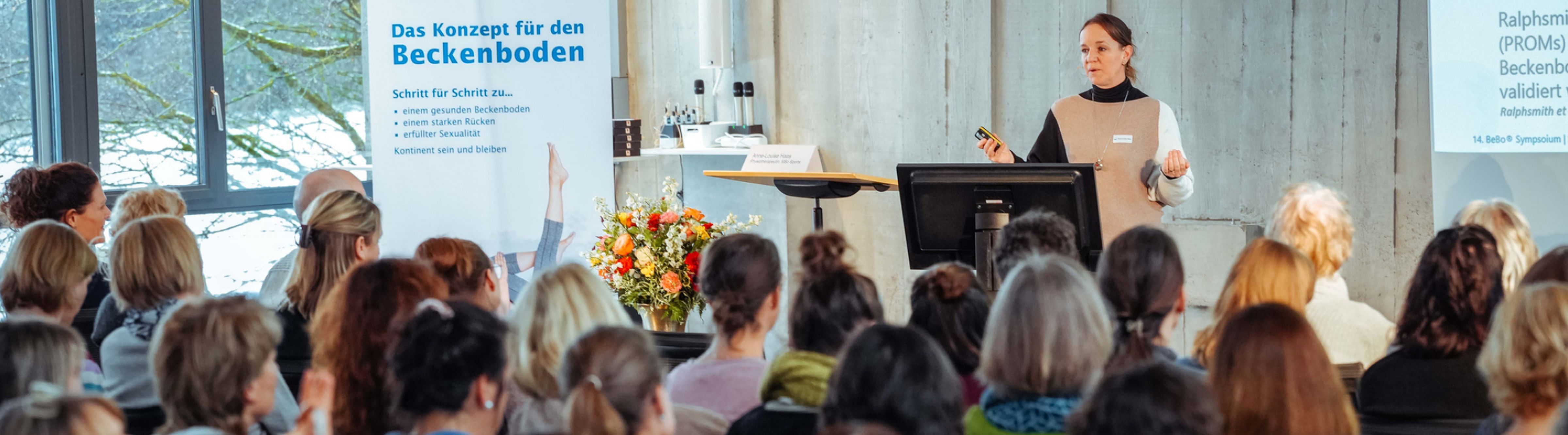 Bild Anne-Louise Haas am referieren am Symposium