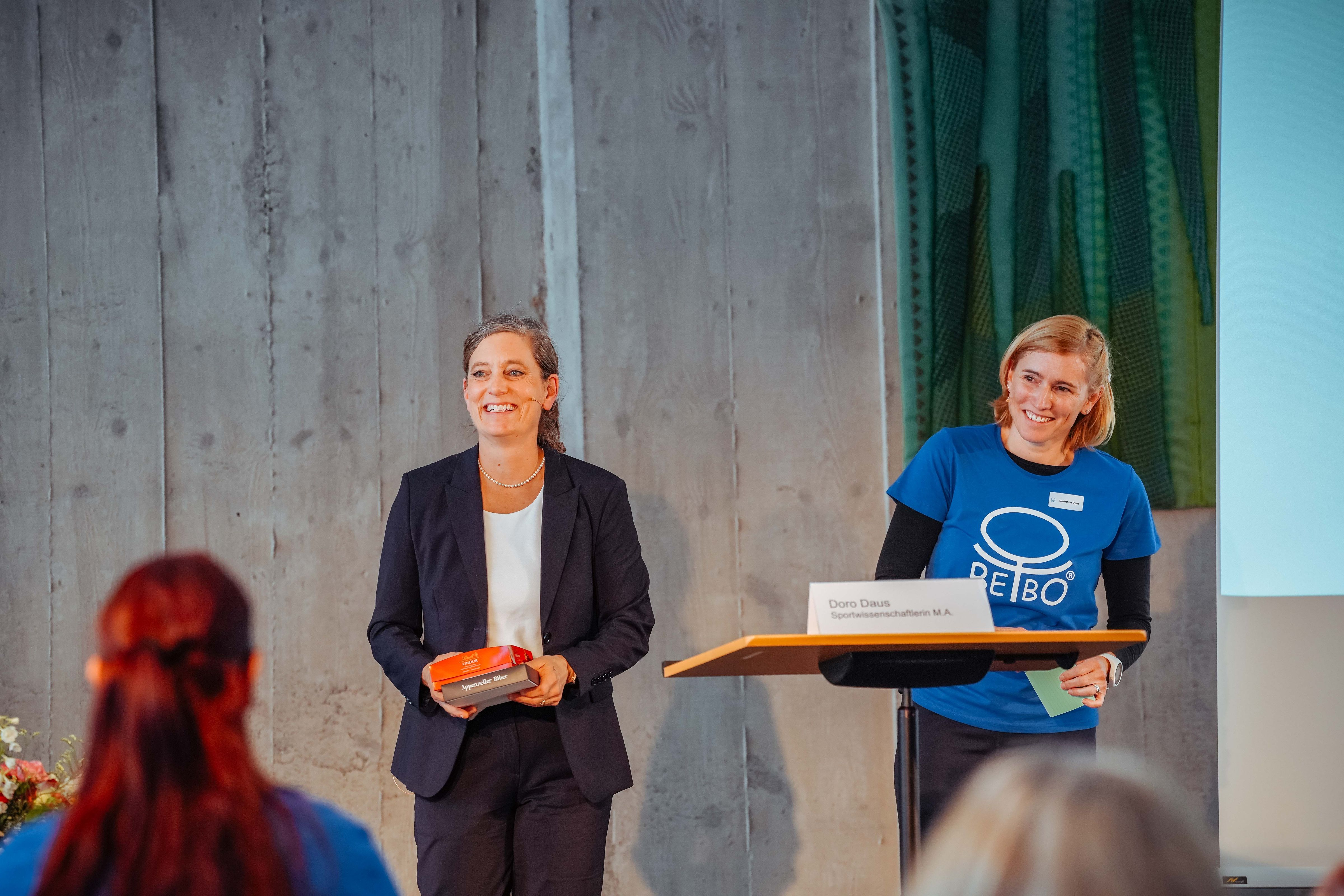 Moderatorin Katrin Roos am Symposium