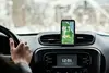 Navi ist im Auto angebracht und zeigt eine Karte