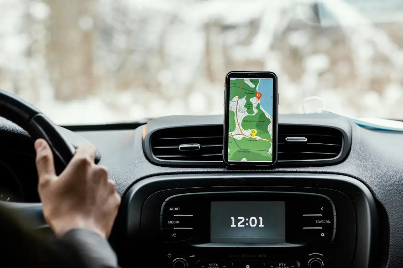 Navi ist im Auto angebracht und zeigt eine Karte