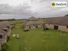 Vans stehen auf dem Platz auf einem Bauernhof
