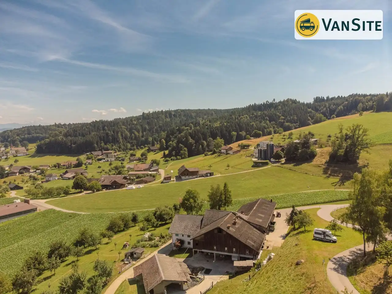 Van steht auf einem Hof in der Schweiz