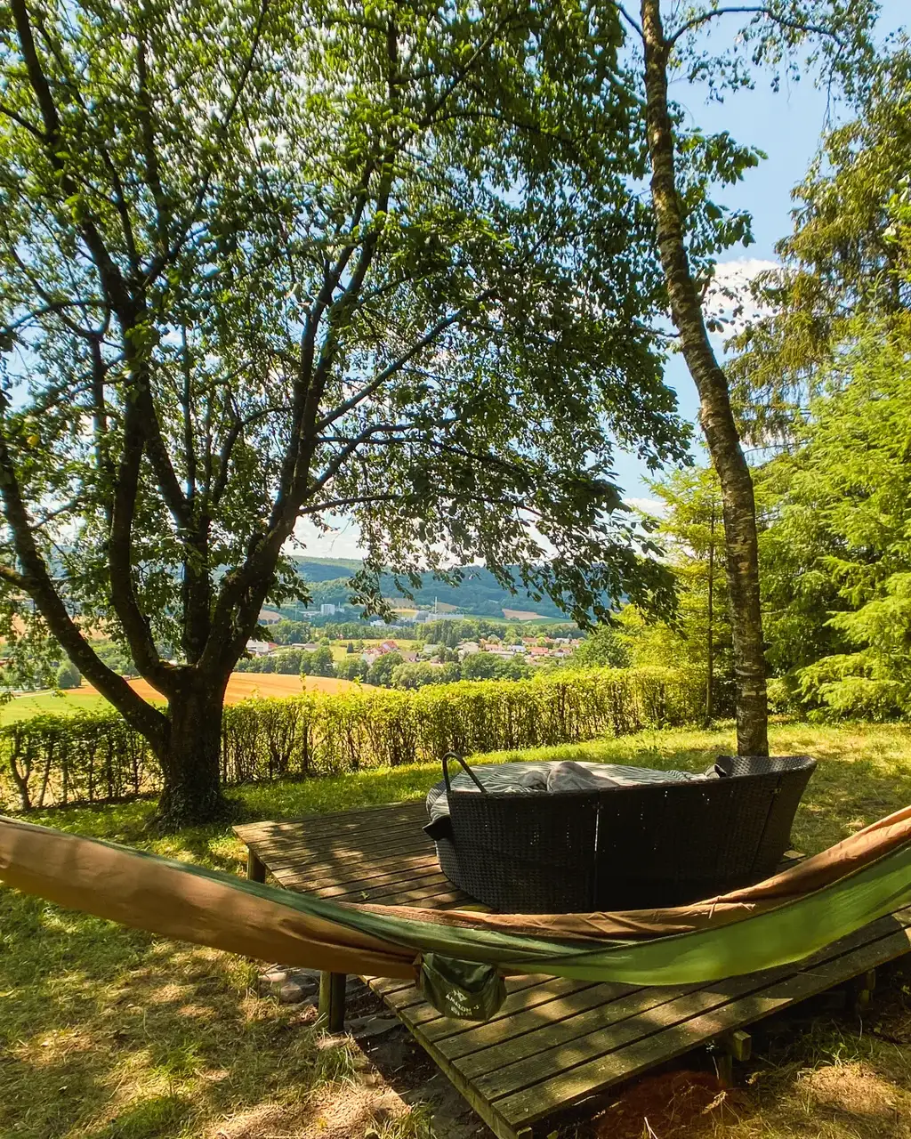 Blick aus dem Van auf eine Hängematte und ein Dorf