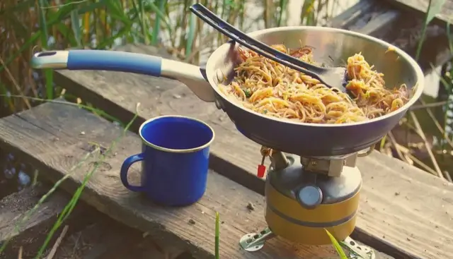 Ausrüstung zum Kochen beim Camping