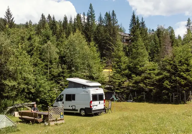 Wohnmobil mit Campingtoilette auf einem Stellplatz.