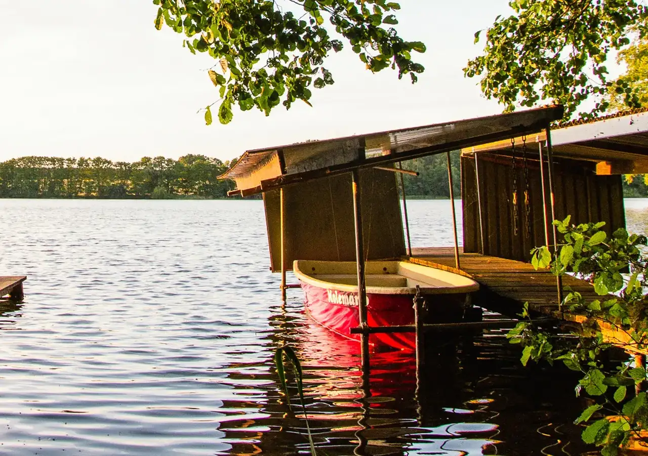 Ein Boot am See auf einem VanSite Stellplatz.