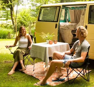 Mehrere Freunde campen mit ihren Campern zusammen.